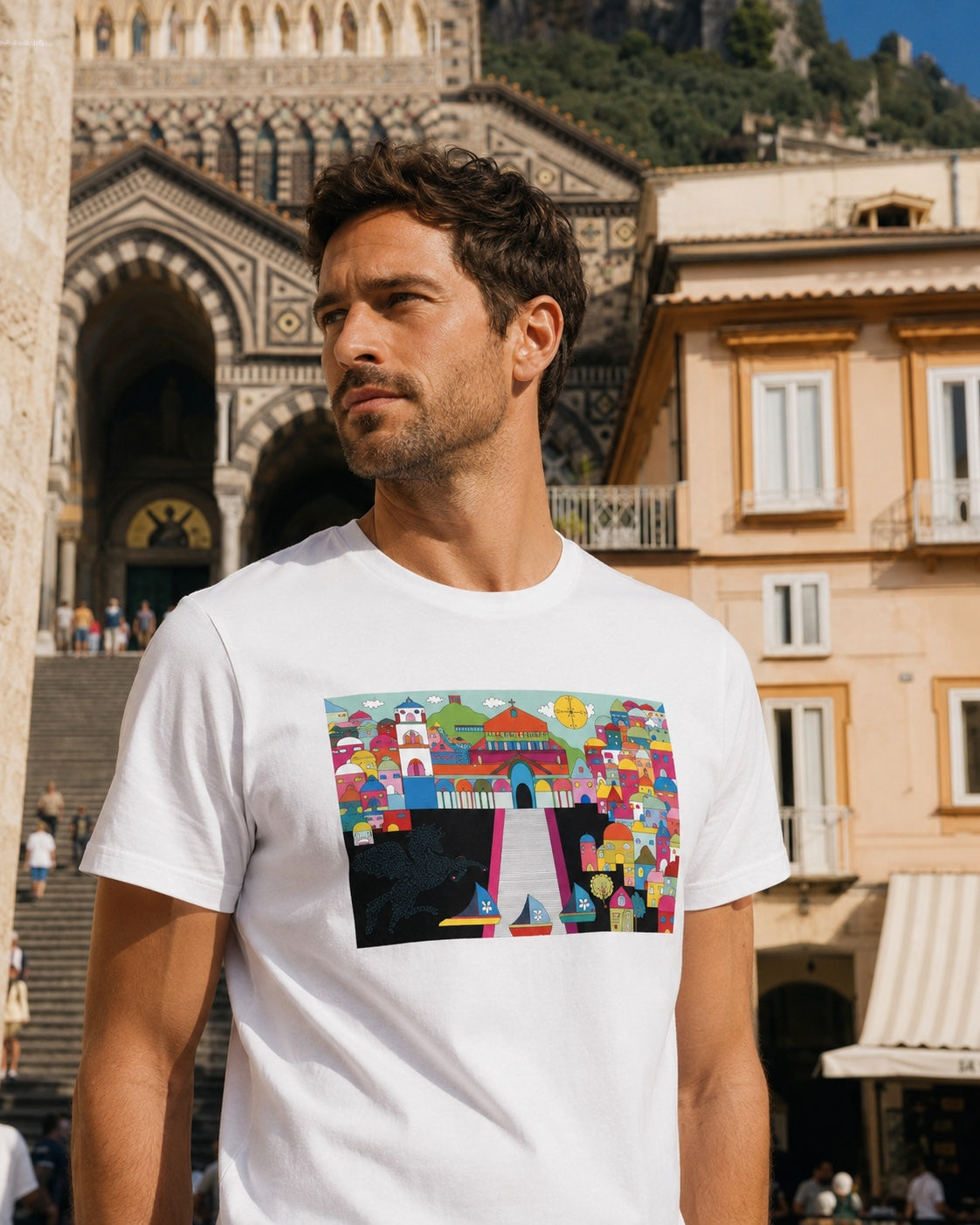 Uomo con T-shirt Parva Domus Amalfitana al Duomo di Amalfi